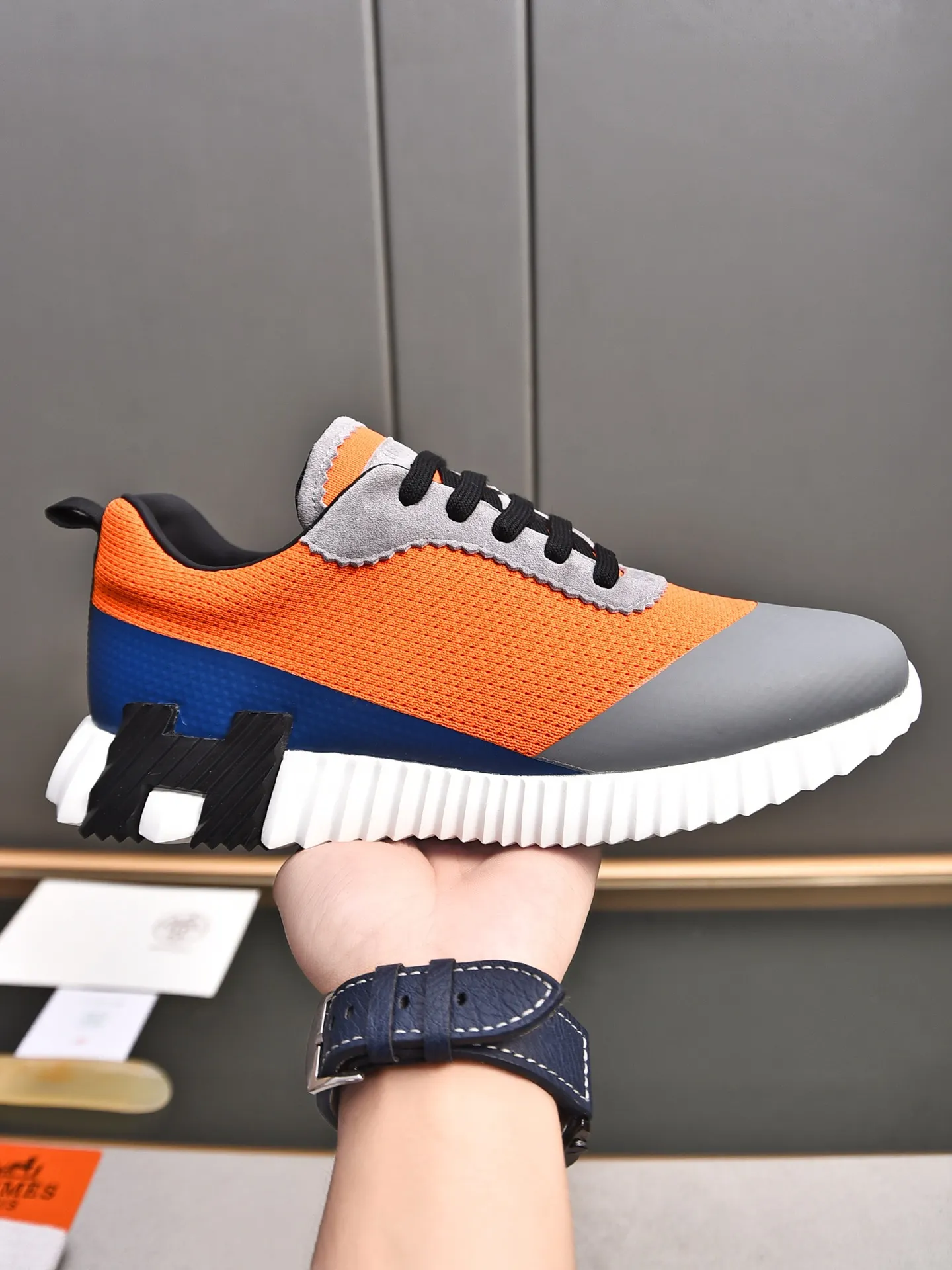 PP600【Hermes】fe new arrival~New Bouncing sneakers are the most comfortable shoes from Hermès. They are extremely light on the feet and look great. You won’t feel tired even when you go shopping and running around. 👍Very light and comfortable. Extremely light. Perfect for both sports and leisure. The feeling of stepping on them is great! It’s up to you to choose, there’s always what you want~ ✔️Fabric: Imported first-layer cowhide + high-elastic fly weave ✔️Inner lining: Imported water-dyed cow lining ✔️Outsole: Seamless combination of IP+TPU (multi-color letters) German technology irradiation machine ✔️Code number: Male 38-44 (45 customized)